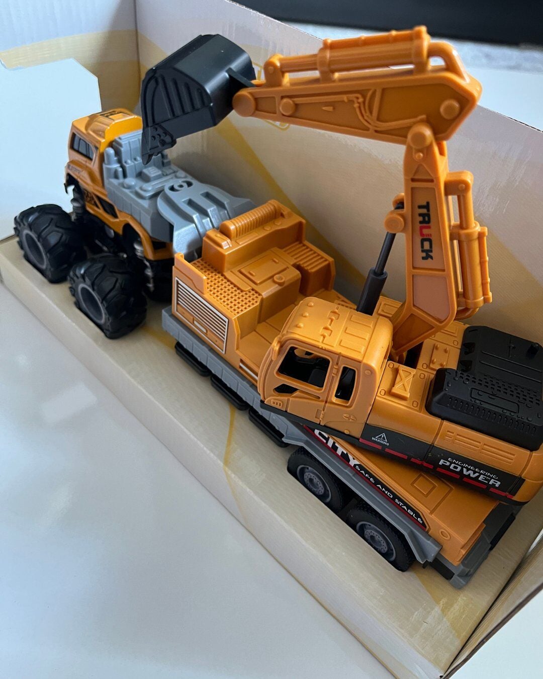 Sürtmeli Vinç Taşıyan İş Makinası Araba 25 Cm Uzunluk