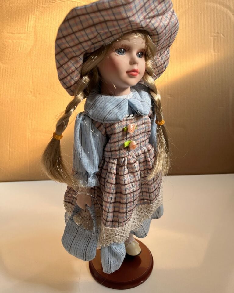 Kumaş Kıyafetli Porselen Bebek Özel Üretim 30 Cm Yeşil