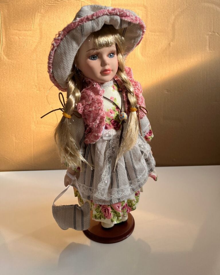 Kumaş Kıyafetli Porselen Bebek Özel Üretim 30 Cm Yeşil