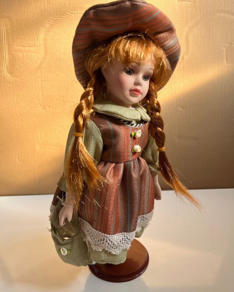 Kumaş Kıyafetli Porselen Bebek Özel Üretim 30 Cm Yeşil