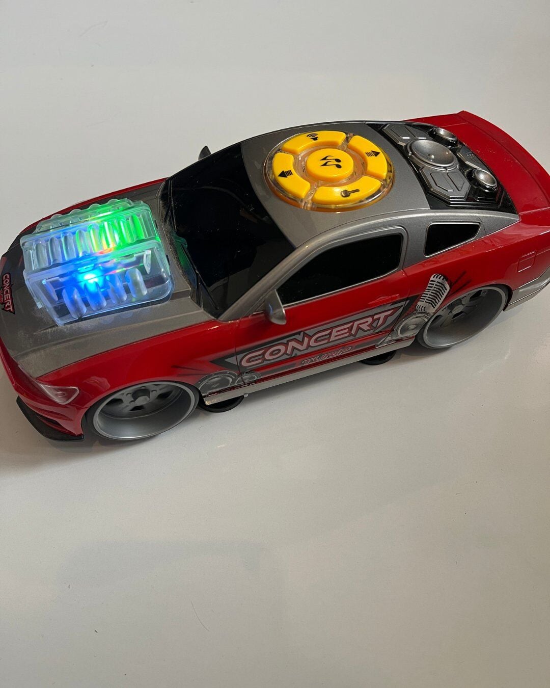 Dans Eden Işıklı Müzikli Kırmızı Tarz Araba