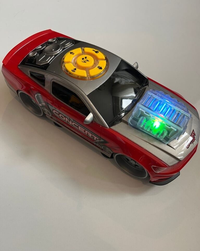 Dans Eden Işıklı Müzikli Kırmızı Tarz Araba