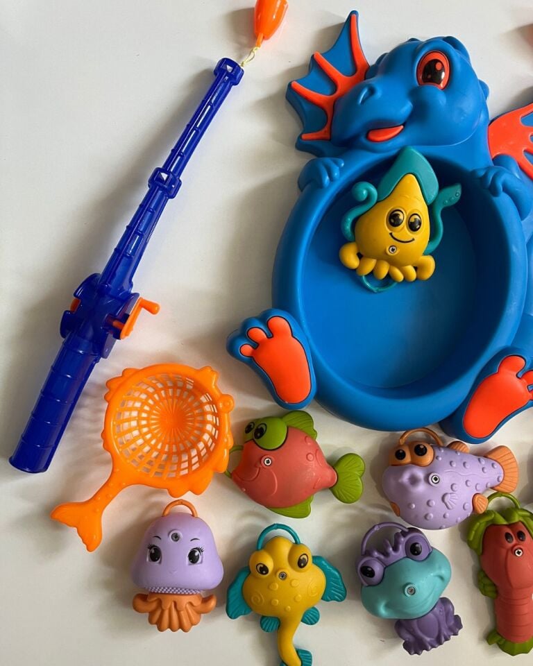 Havuzlu Mavi Dinazor Su Üzerinde Balık Yakalama Olta Oyunu 13 Parçalık