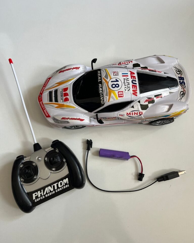 Uzaktan Kumandalı Desenli Yarış Arabası 1:16 Ölçekli 25 Cm Araba BEYAZ