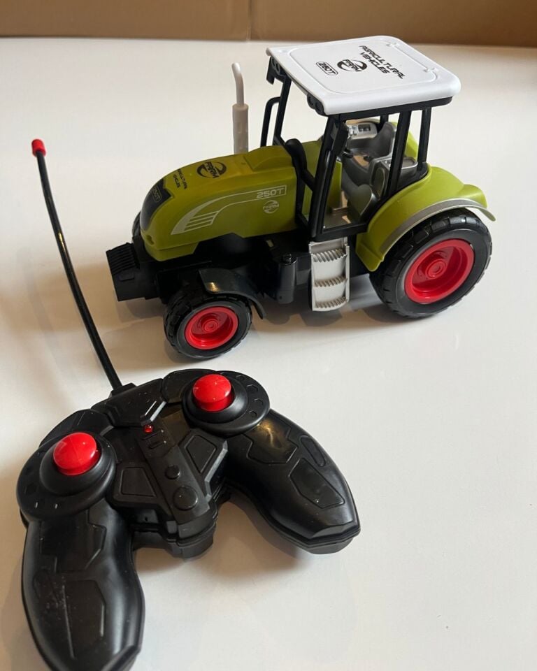 Uzaktan Kumandalı Traktör Sevimli Işıklı Yeşil Renk Full Fonksiyon 27 Mhz 17x13 Cm