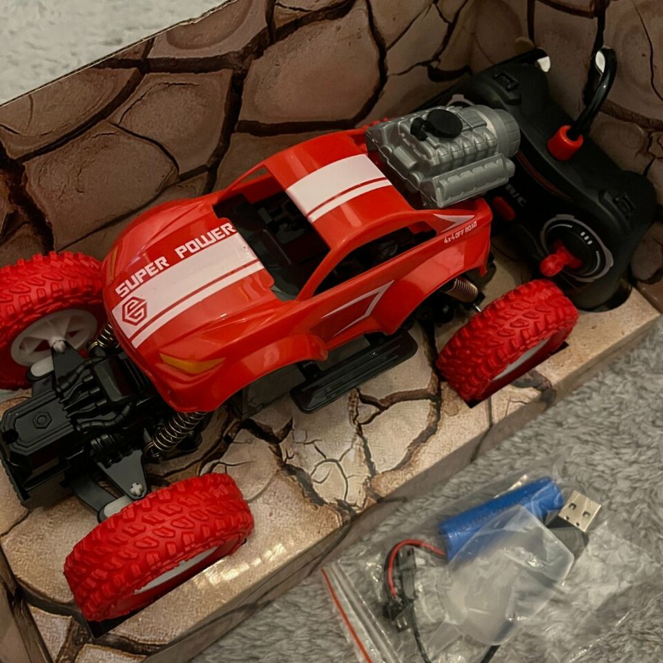 Sarsılmaz Uzaktan Kumandalı Işıklı Duman Atan Şarjlı Araba 1:16 Ölçekli Sarı