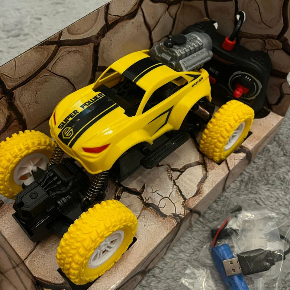 Sarsılmaz Uzaktan Kumandalı Işıklı Duman Atan Şarjlı Araba 1:16 Ölçekli Sarı