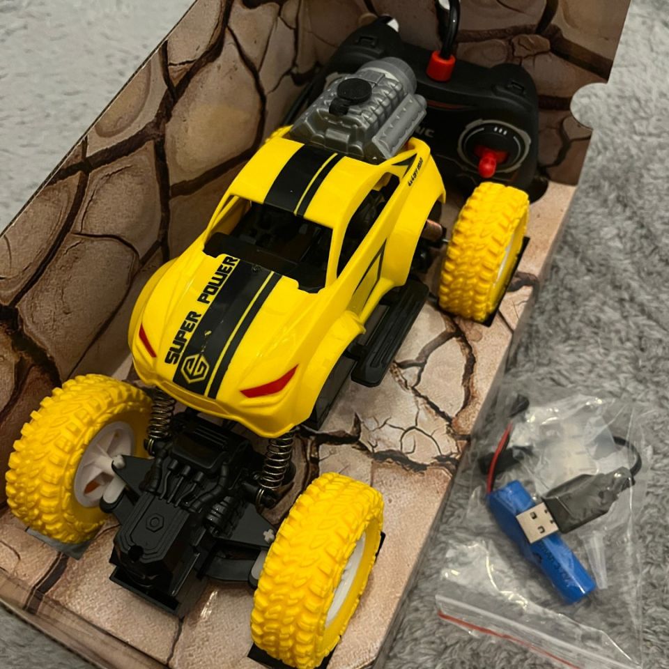 Sarsılmaz Uzaktan Kumandalı Işıklı Duman Atan Şarjlı Araba 1:16 Ölçekli Sarı