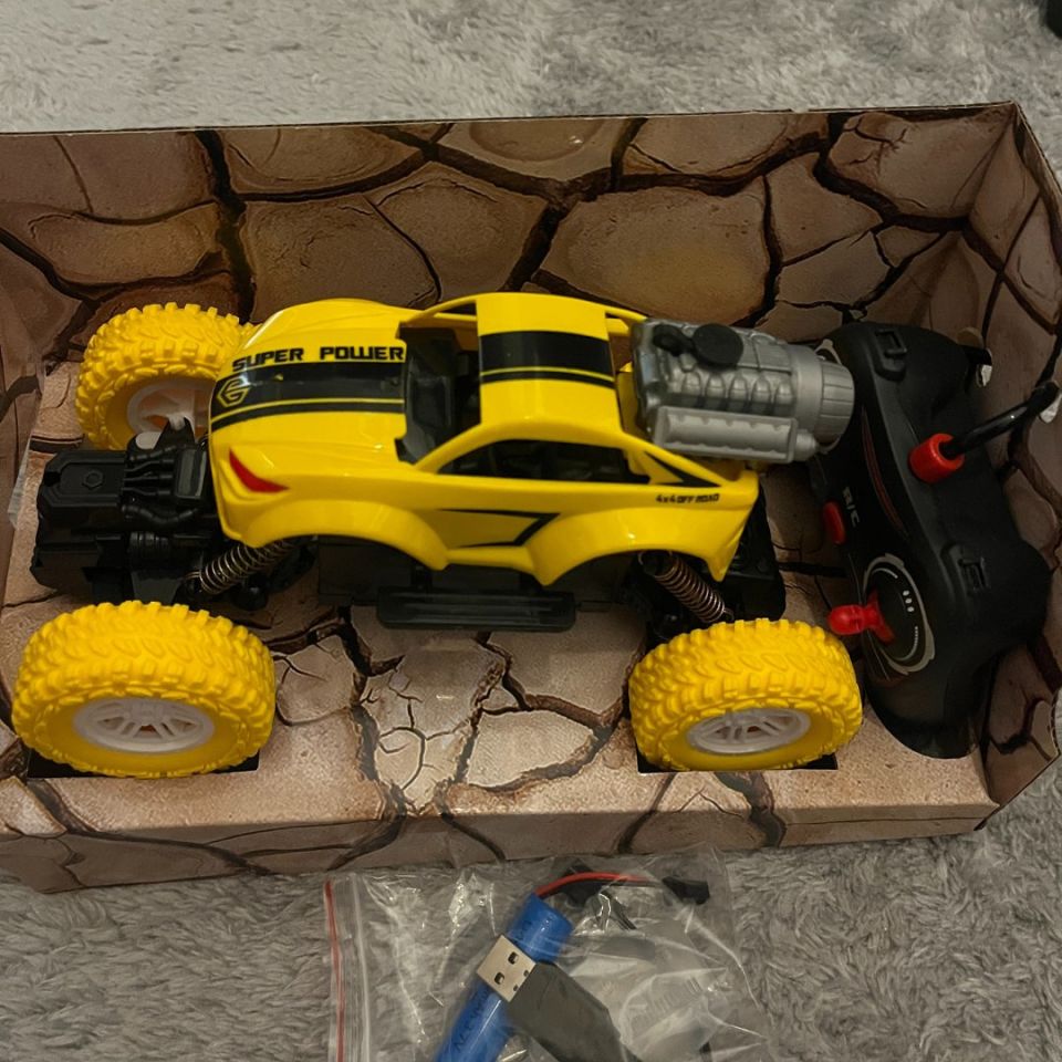 Sarsılmaz Uzaktan Kumandalı Işıklı Duman Atan Şarjlı Araba 1:16 Ölçekli Sarı