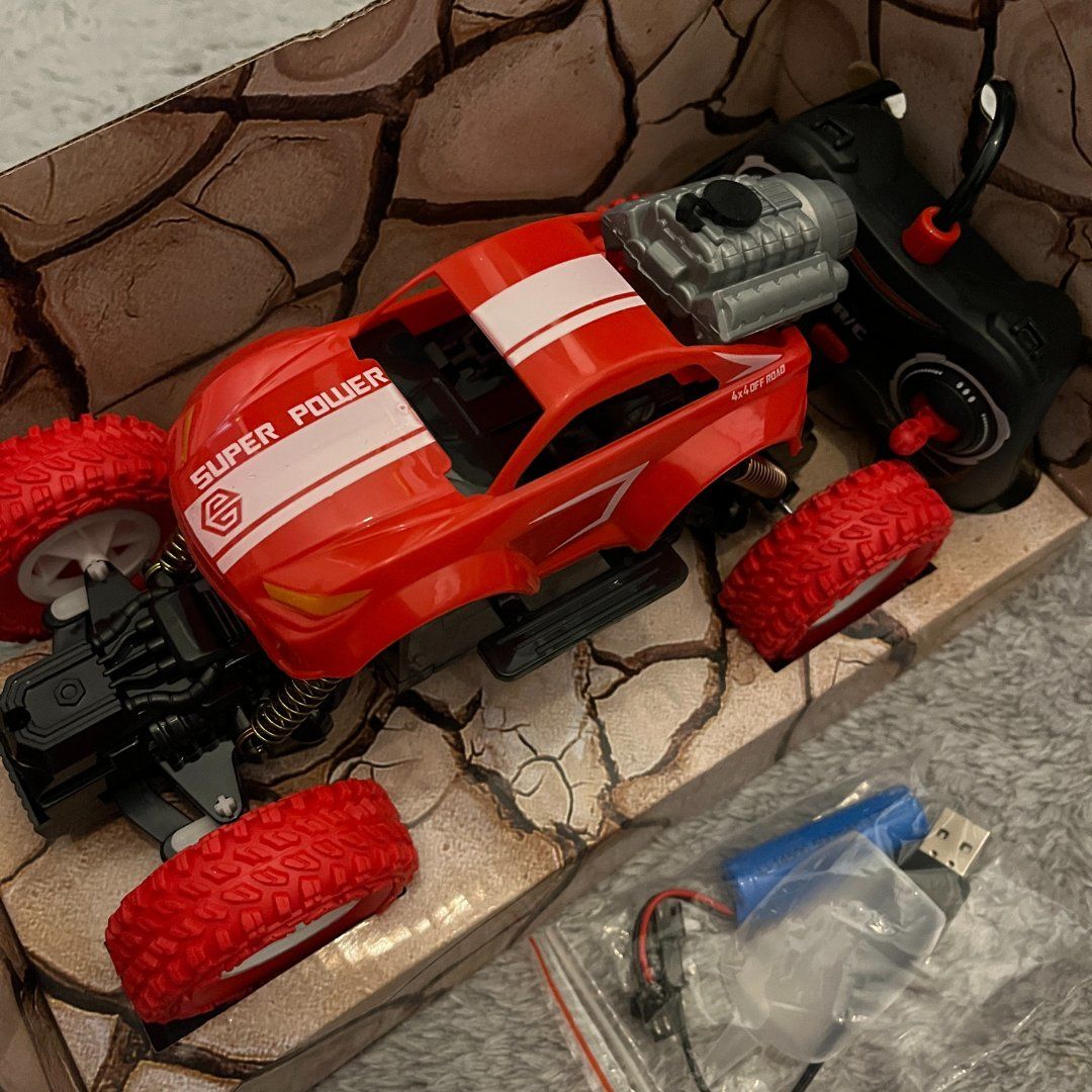 Sarsılmaz Uzaktan Kumandalı Işıklı Duman Atan Şarjlı Araba 1:16 Ölçekli Kırmızı