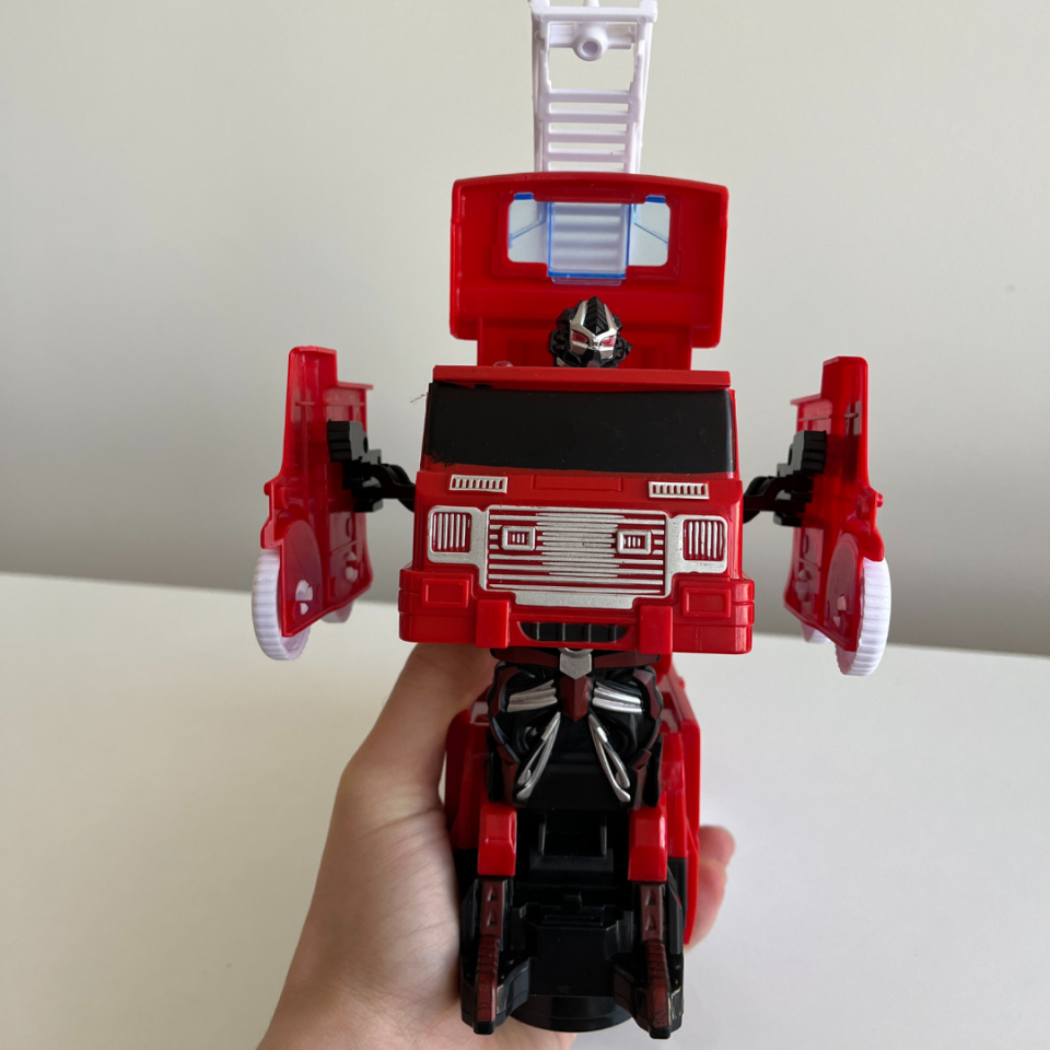 Pille Çalışan Robota Dönüşen İtfaiye Arabası - Mavi Su Dünyası