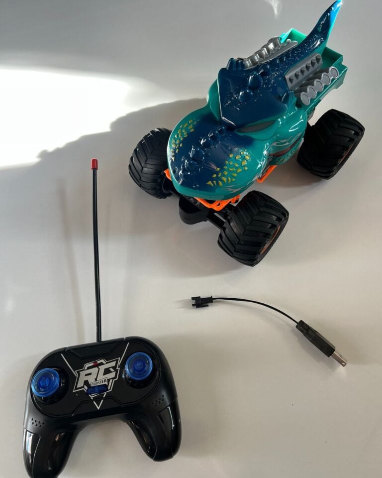 Uzaktan Kumandalı Şarjlı Monster Canavar Yeşil Renkli Araba 20x15 Cm
