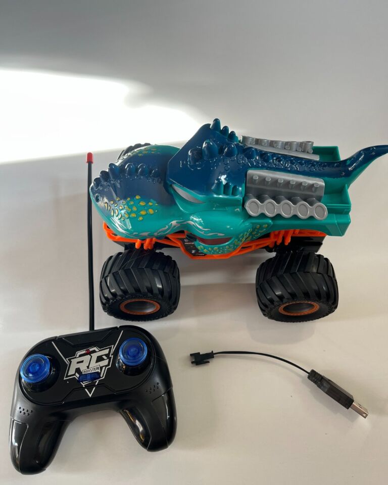 Uzaktan Kumandalı Şarjlı Monster Canavar Yeşil Renkli Araba 20x15 Cm