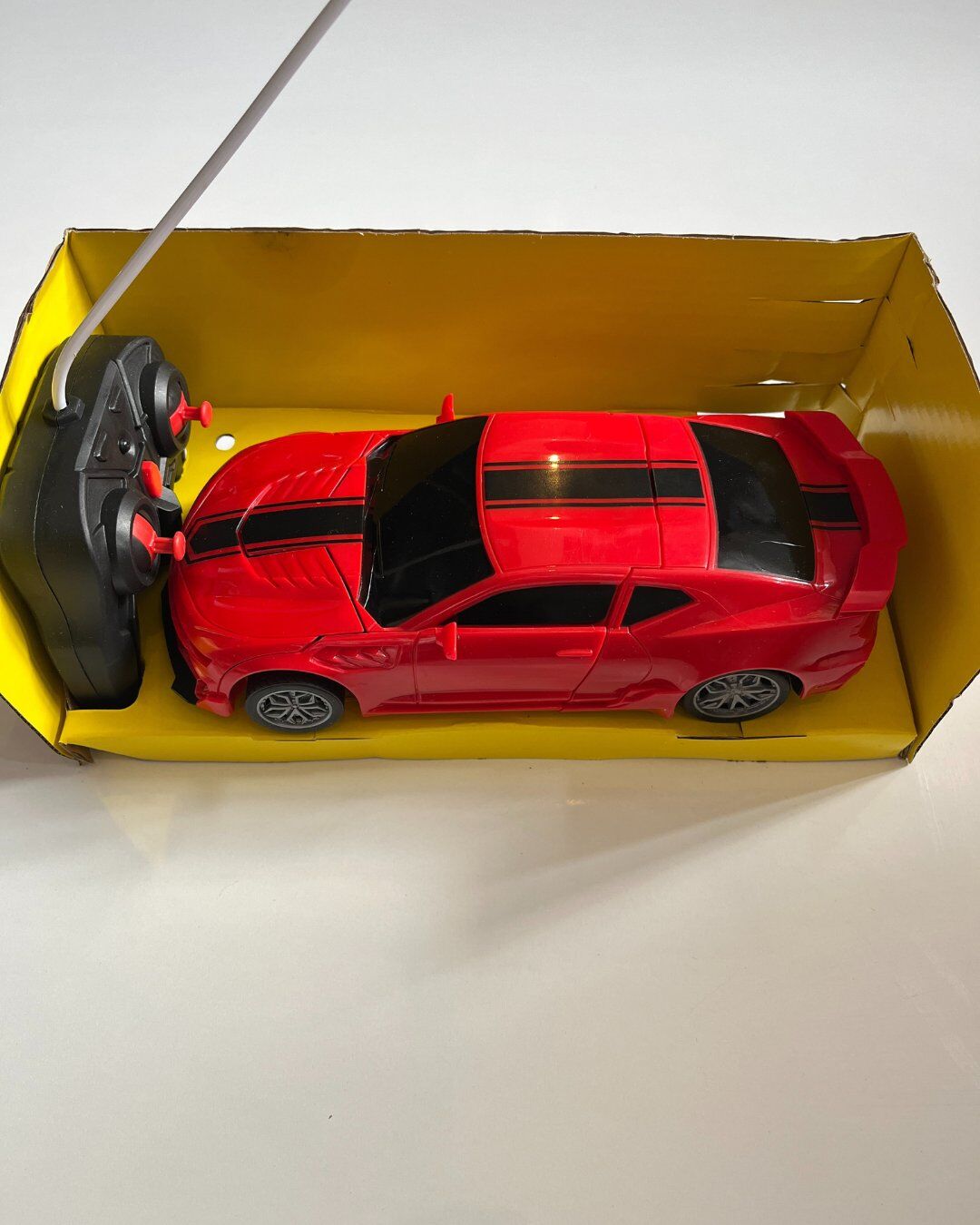 Uzaktan Kumandalı Şarjlı Robot Olan Araba 21 Cm 1:18 Ölçekli Yarış Arabası Kırmızı