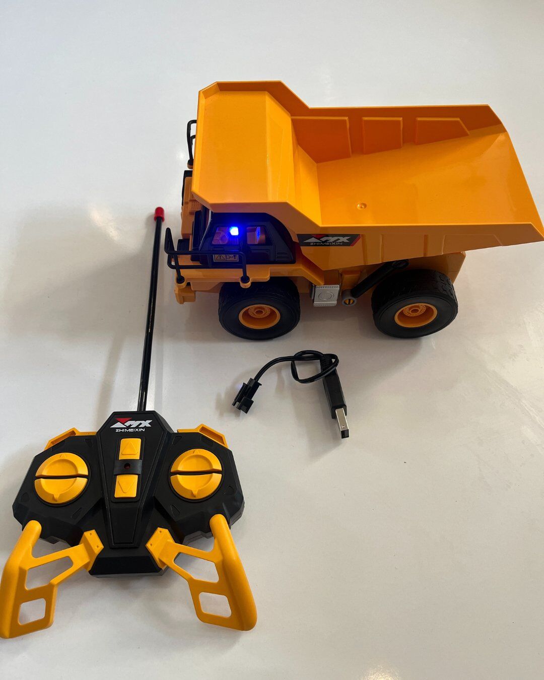 Uzaktan Kumandalı Maden Dökme Kamyonu 19x12 Cm