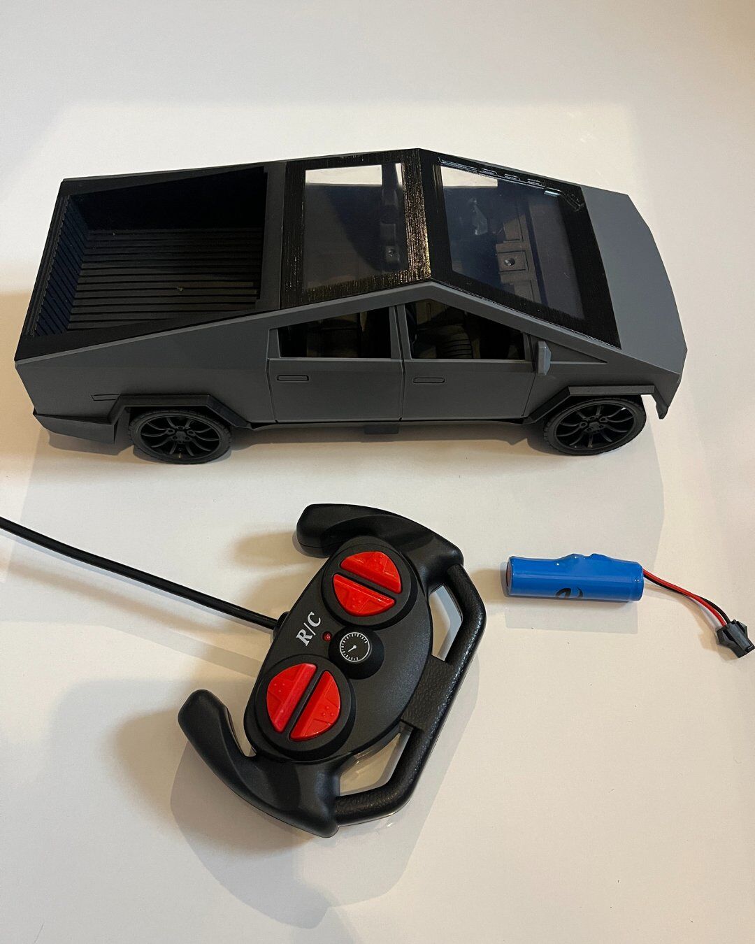 Uzaktan Kumandalı Şarjlı Tesla Cybertruck Siyah Renk 25 Cm