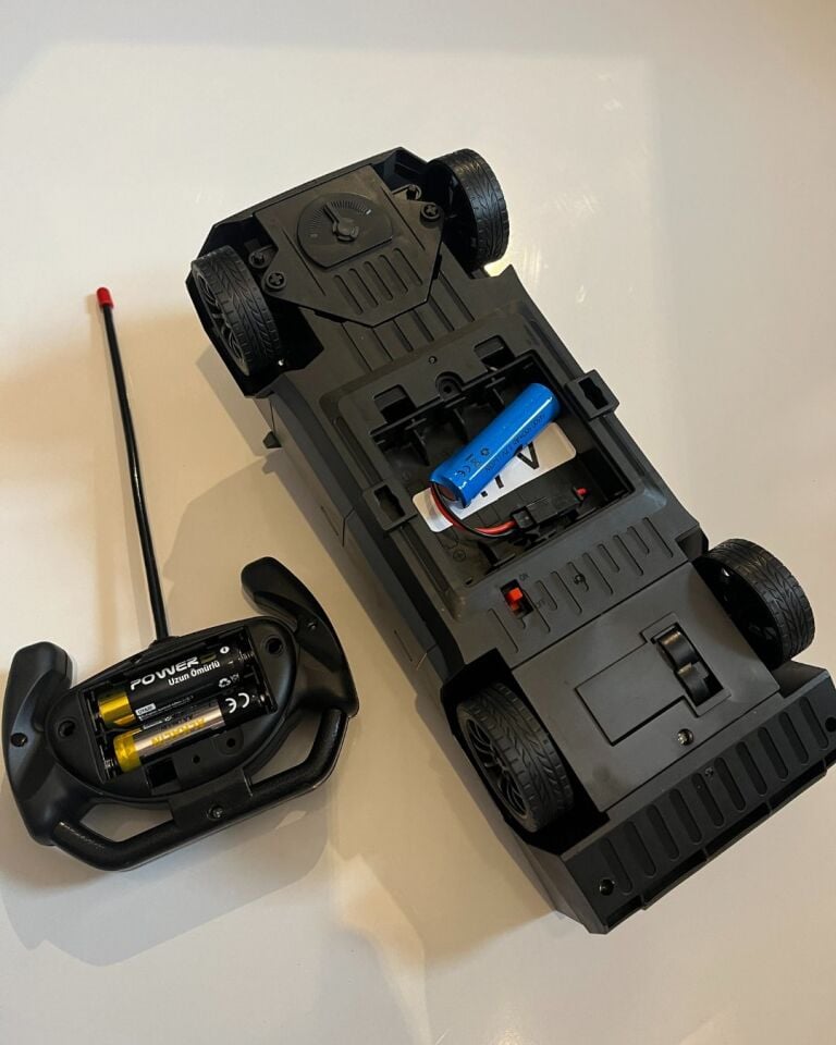 Uzaktan Kumandalı Şarjlı Tesla Cybertruck Siyah Renk 25 Cm