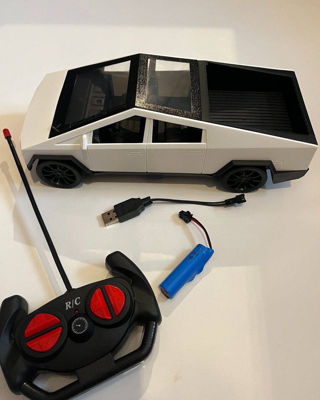 Uzaktan Kumandalı Şarjlı Tesla Cybertruck Beyaz Renk 25 Cm