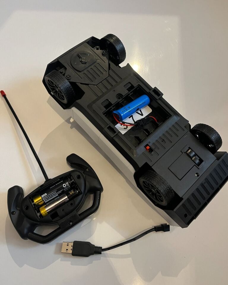 Uzaktan Kumandalı Şarjlı Tesla Cybertruck Beyaz Renk 25 Cm