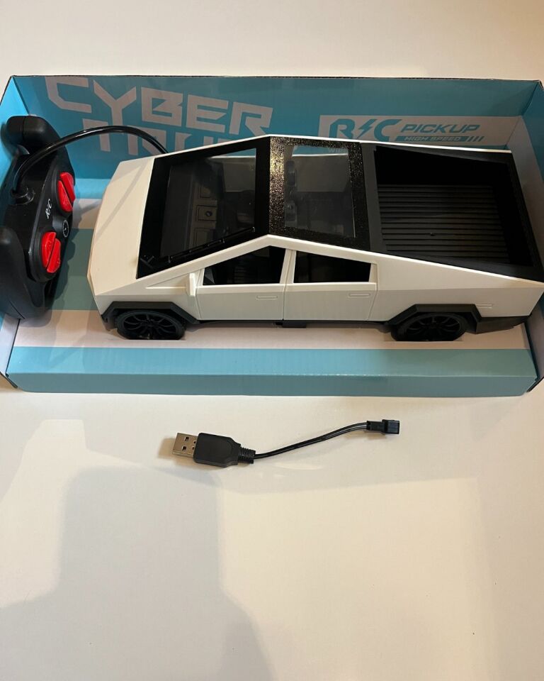 Uzaktan Kumandalı Şarjlı Tesla Cybertruck Beyaz Renk 25 Cm