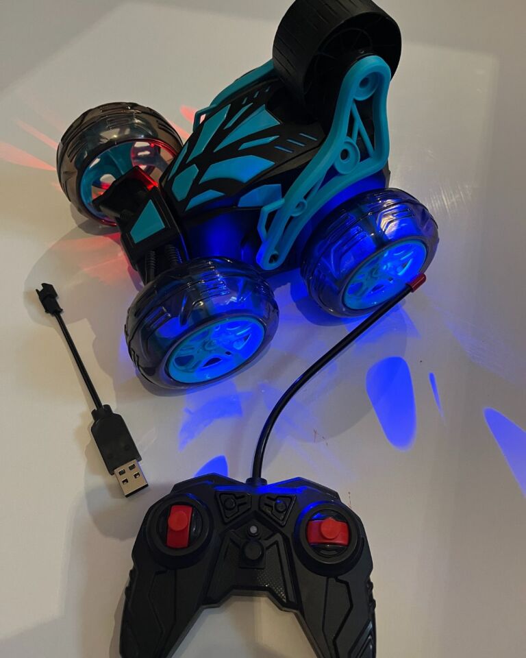 Uzaktan Kumandalı Şarjlı Işıklı  Müzikli Çılgın Akrobat Araba Yeşil Renk 17x15 Cm