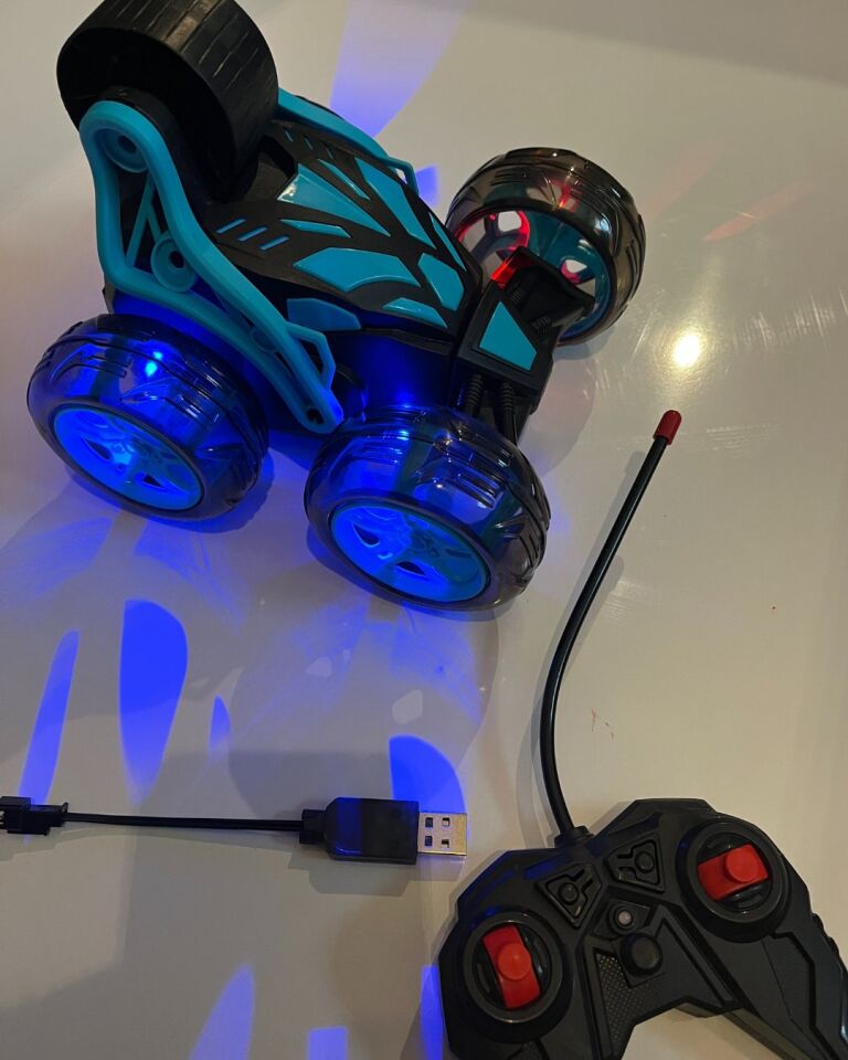 Uzaktan Kumandalı Şarjlı Işıklı  Müzikli Çılgın Akrobat Araba Yeşil Renk 17x15 Cm