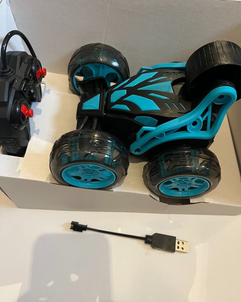 Uzaktan Kumandalı Şarjlı Işıklı  Müzikli Çılgın Akrobat Araba Yeşil Renk 17x15 Cm