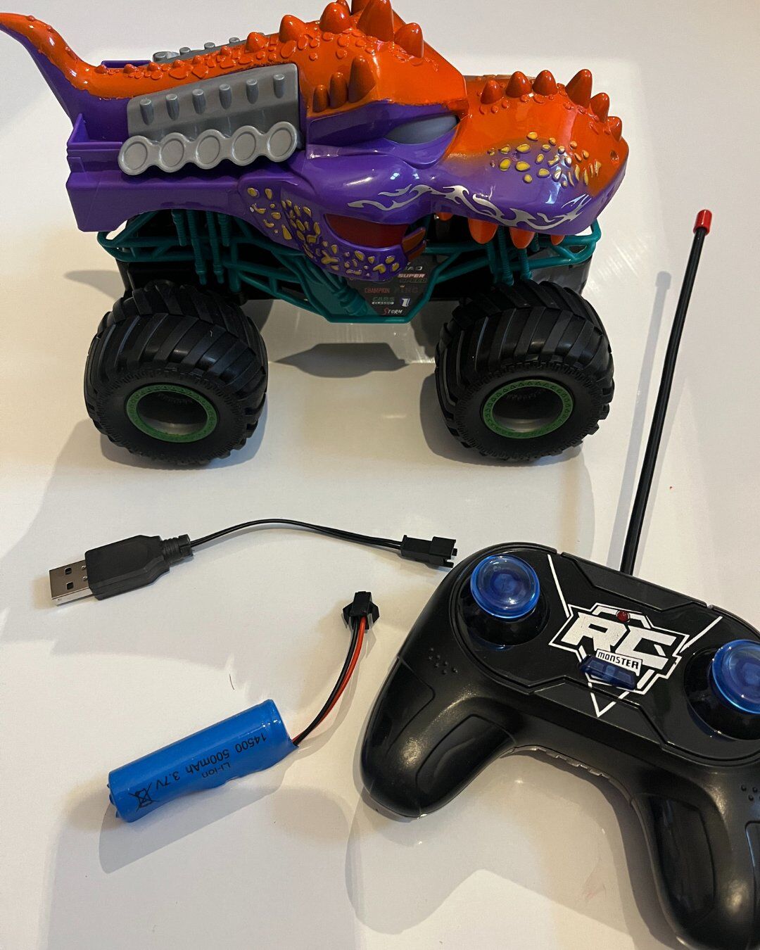 Uzaktan Kumandalı Şarjlı Monster Canavar Mor Renkli Araba 20x15 Cm